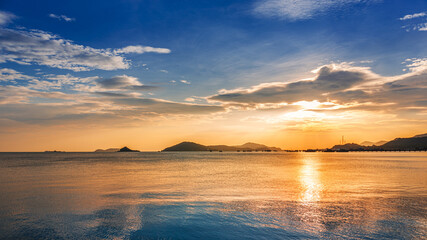 Fototapeta premium beautiful seascape with colorful sunset sky