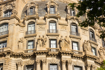 Obraz premium Building and windows in the centre of Barcelona