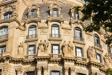 Obraz premium Building and windows in the centre of Barcelona