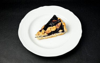 Torta su piatto bianco e sfondo nero food-photography, cucina Italiana