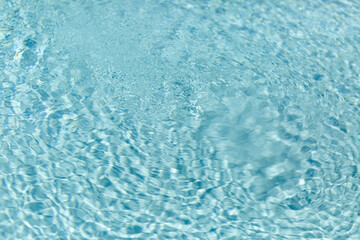 Surface de la piscine turquoise