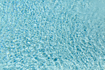 Fototapeta na wymiar Surface de la piscine turquoise