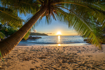 zonsondergang op tropisch strand anse lazio op praslin op de seychellen