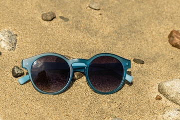 Fototapeta na wymiar blue sunglasses on the beach