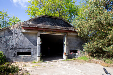 Fototapeta na wymiar Eingang zu einem Bunker in dem ehemals Sondermunitionslager Kellinghusen , Schleswig Holstein, jetzt Naherholungsgebiet , Lost Places.