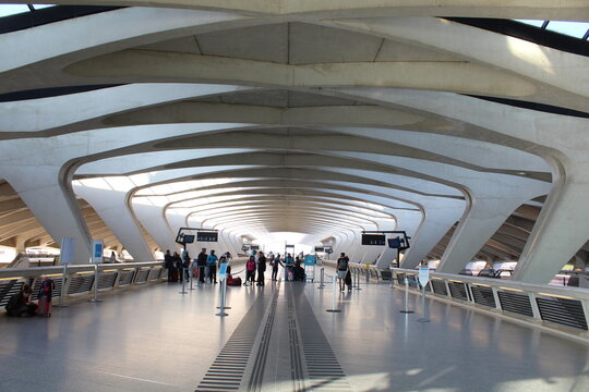 La gare ferroviaire TGV Lyon Saint Exupery, sur le site de l'aeroport, vue de l'int&eacute;rieur, ville de Colombier Saugnieu, France