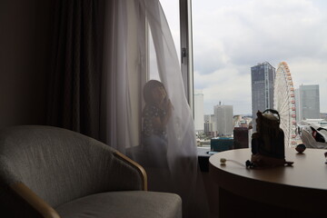 Fototapeta premium 部屋の中の女の子