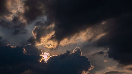 nuages sombres et soleil