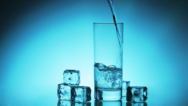 Frisches Mineralwasser in ein Glas giessen