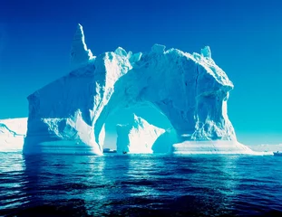 Foto op Canvas antarctica, zee, ijsbergen, arctisch schiereiland, zuidpool, zuidelijke oceaan, wateren, arctische oceaan, ijsberg, ijsformaties, ijsvorming, natuur, water, landschap, ijs, vormen, poort, boog, blauw, © VisualEyze