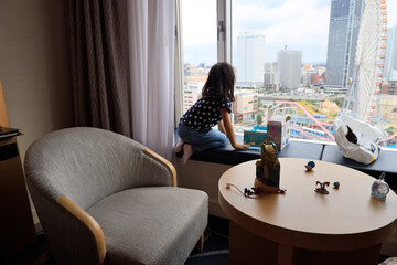 部屋の中の女の子