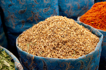 Getrocknete Orangenblüten auf einem kleinen Markt in Shiraz, Iran