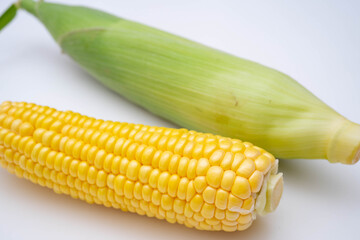 トウモロコシ皮付きと皮なし