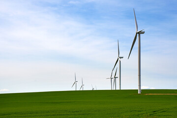 Windenergie, Windräder zur Stromgewinnung auf einem freien, grünen Feld