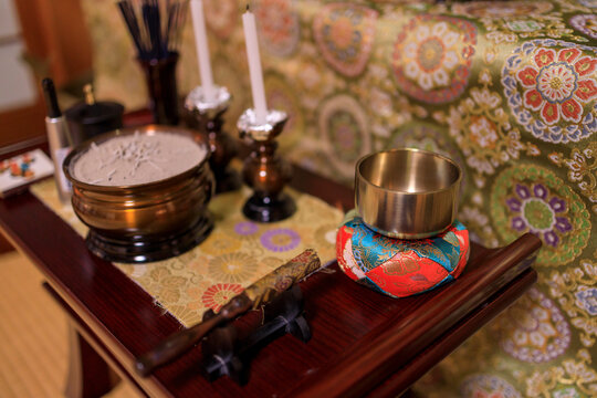 香炉とロウソク立てとリンが乗った経机