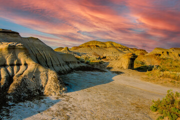 V iews on a drive through the badlands. Dinosaur Provincial Park. Alberta, Canada