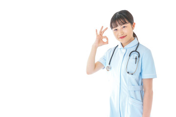 OKサインをする若い看護師