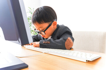 スーツを着て仕事をする子供ビジネスマン