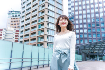 都会を歩くビジネスウーマン