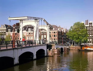 Foto auf Alu-Dibond Netherlands, Amsterdam, Amstel, Magere, Brug, Holland, North Holland, city, city view, capital, bridge, drawbridge, connection, architecture, houses, river, water, place of interest, orange route,  © VisualEyze