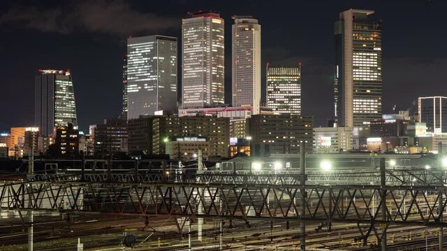 名古屋市のスカイラインと通過する電車（タイムラプス・パンニング）