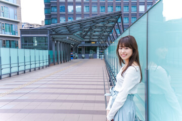 都会を歩くビジネスウーマン