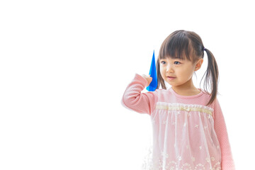 紙飛行機を飛ばす子ども_旅行イメージ