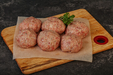 Raw turkey meatball for cooking
