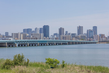 淀川大橋下流の右岸側から見た対岸の梅田地区の高層ビル群