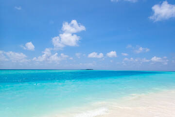 Fototapeta na wymiar Clean white beaches, blue oceans and clear skiy are the classic scenery of the Maldives