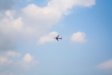 Flugzeug steigt in den Himmel auf