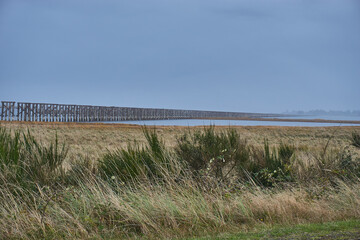 Lange Brücke die ins Nichts geht, im Wasser.