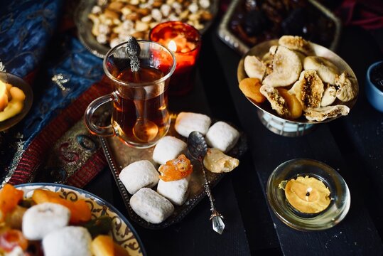 Black tea in lale with turkish delight