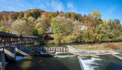 Fototapeta na wymiar Kastenmuhlwehr Wolfratshausen, Loisach river with weir, autumn landscape