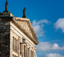 Hebeühne am historischen Gebäude