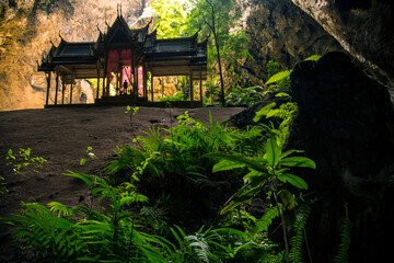 Pavillon royal de Phraya Nakhon Cave en Thailande dans le parc national de Sam Roi Yot (temple...