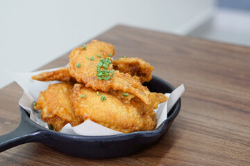 Crispy fried chicken is very appetizing.