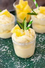 Softeis mit Ananas und Kokos