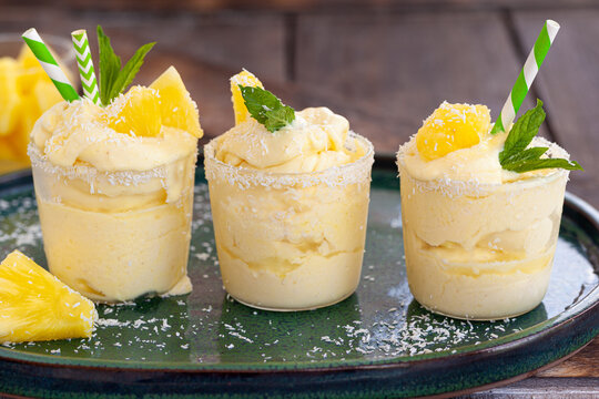 Softeis mit Ananas und Kokos