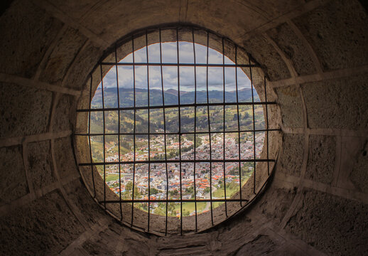 ventana circular con rejas de una iglesia, se ve la ciudad, biblian, ca&ntilde;ar, ecuador
