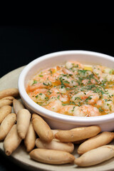 gambas al ajillo con picatostes en fondo negro