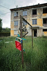 Some sort of children´s swing in front of an abandoned block