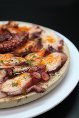 ración de pulpo a la gallega con pimentón