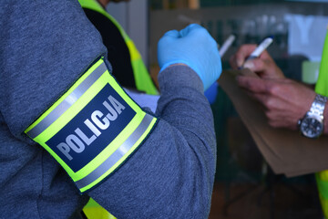 Polska policja podczas pracy na miejscu zdarzenia kryminalnego. 