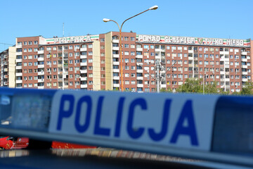 Radiowóz policji polskiej na blokowisku w mieście. 
