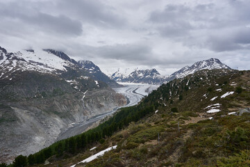 Schweizer Gletscher an einem wolkigen Tag