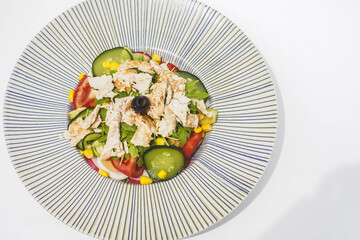 Ensalada de pollo con lechuga, tomate y pepino