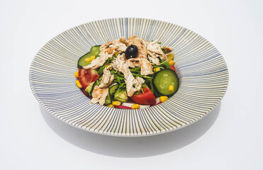 Ensalada de pollo con lechuga, tomate y pepino