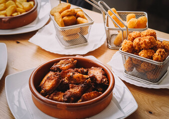 Racion de bolitas rellenas de queso y alitas de pollo