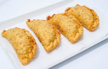 Plato con cuatro empanadas fritas de carne argentina